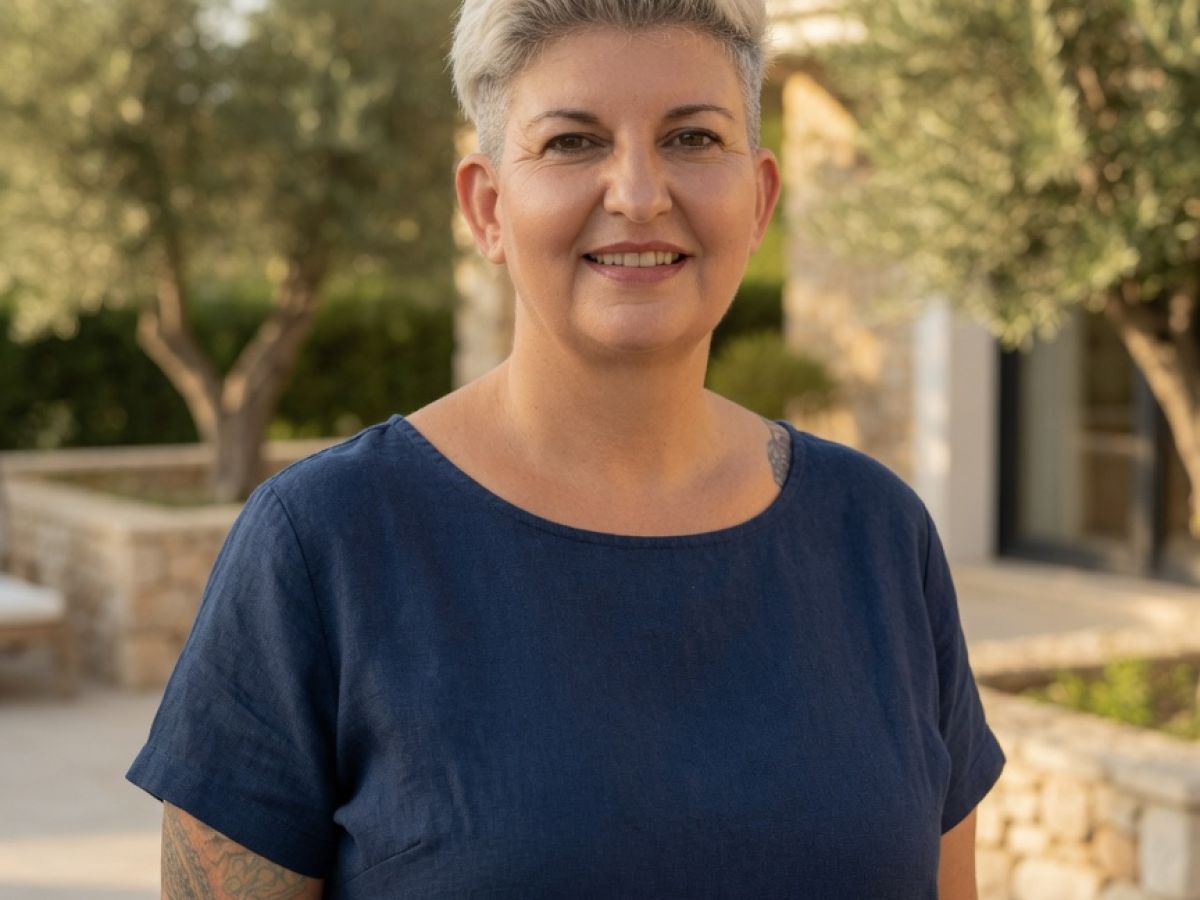 Ansprechpartnerin für Immobilienbetreuung auf einer mediterranen Terrasse