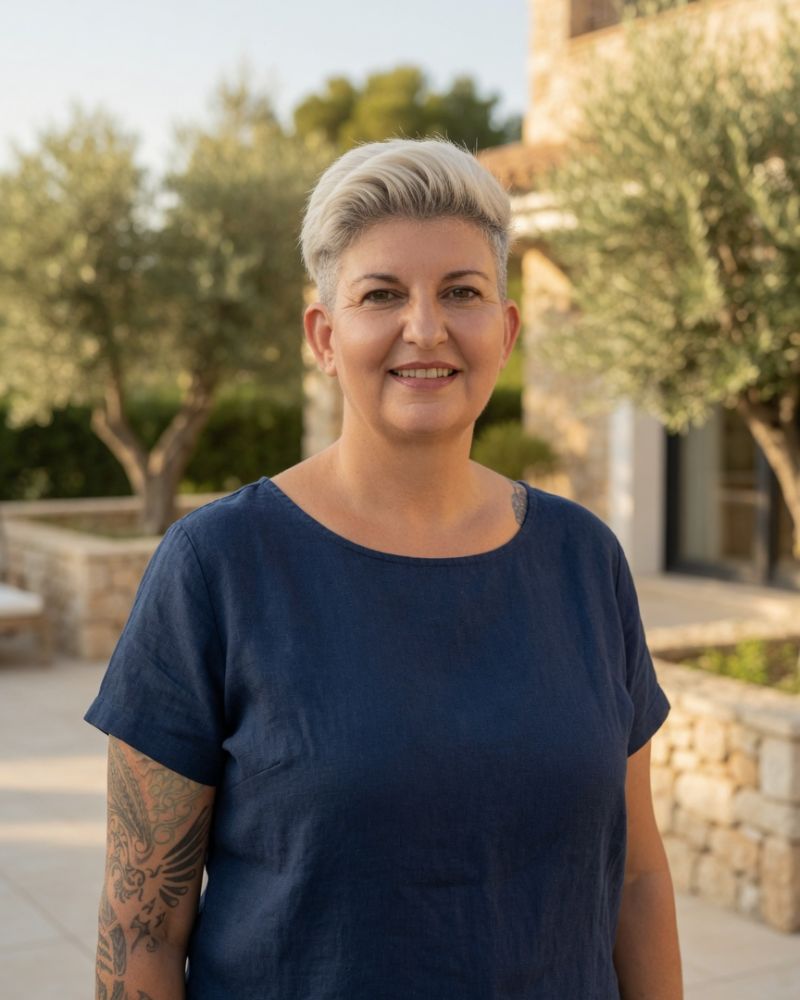 Ansprechpartnerin für Immobilienbetreuung auf einer mediterranen Terrasse